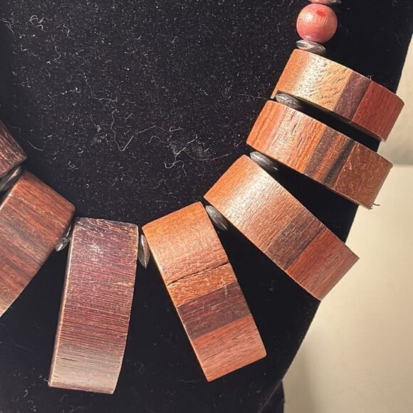 Two tone carved and shaped wooden beaded statement necklace 17-19” - Picture 2 of 6